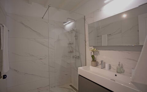 Villa Talassa: Pared, Piso, Diseño De Interiores, Suelo, Arreglo De Tubería, Techo, Plomería, Baño, Grifo, Loseta