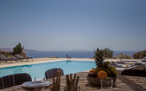 Villa Talassa: Piscina, Mueble, Mar, Costeras Y Los Accidentes Geográficos Oceánico, Recurso, Costa, Mueble Para Exteriores, Oceano, Silla