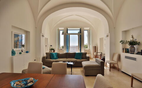 Casa Leuca: Mueble, Diseño De Interiores, Piso, Mesa, Silla, Habitación, Suelo, Encendiendo, Techo, Sala