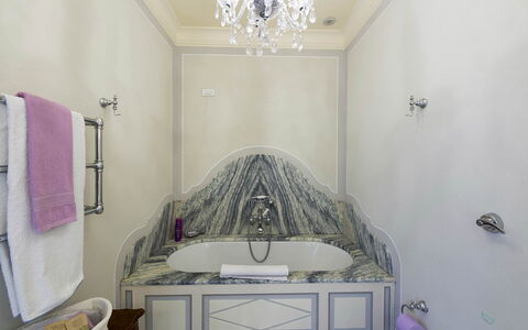 Villa Silva: Diseño De Interiores, Arreglo De Tubería, Bañera, Grifo, Plomería, Baño, Casa, Techo, Moldura, Loseta