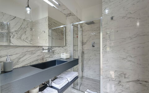 Villa Senio: Piso, Arreglo De Tubería, Diseño De Interiores, Suelo, Baño, Lavabo Del Baño, Grifo, Lavabo, Plomería, Loseta