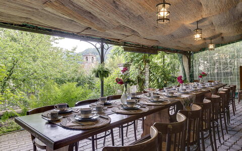 Villa Senio: Mueble, Madera, Mesa, Silla, Cocina Y Comedor Mesa, Restaurante, Techo, Comedor, Mesa Al Aire Libre, Material Natural
