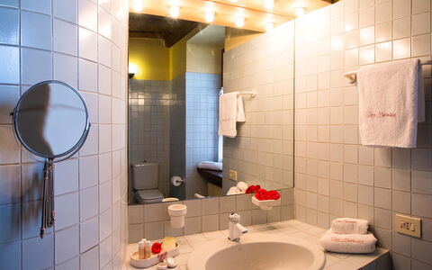 Mariuccia 1: Lavabo Del Baño, Pared, Diseño De Interiores, Arreglo De Tubería, Baño, Piso, Lavabo, Grifo, Suelo, Plomería