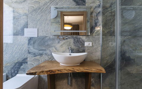 Villa Priscilla: Diseño De Interiores, Piso, Arreglo De Tubería, Suelo, Lavabo Del Baño, Lavabo, Grifo, Espejo, Techo, Baño