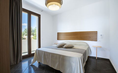 Villa Priscilla: Diseño De Interiores, Madera, Piso, Suelo, Habitación, Mueble, Cama, Techo, Habitación, Encendiendo