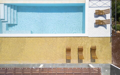 Villa Priscilla: Piscina, Madera, Suelo, Material Compuesto, Sombra, Manchas De Madera, Recurso, Madera Dura, Diseño, Loseta