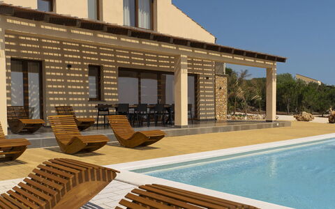 Villa Priscilla: Madera, Arquitectura, Sombra, Piscina, Material Compuesto, Porche, Mueble Para Exteriores, Silla, Inmuebles, Estructura Al Aire Libre