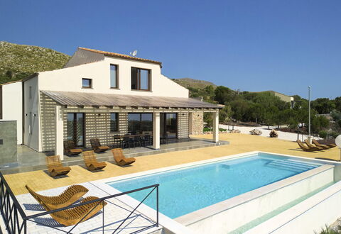 Villa Priscilla: Piscina, Recurso, Barrio Residencial, Casa, Inmuebles, Techo, Material Compuesto, Mueble Para Exteriores, Puerta, Casa De Campo