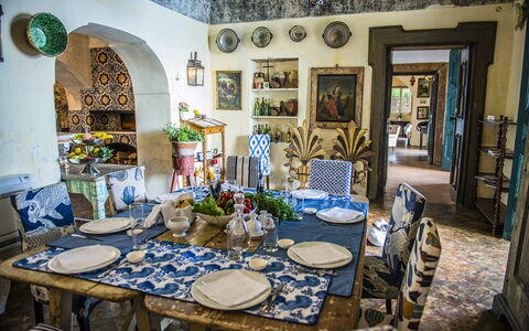 Villa San Giacomo: Mueble, Diseño De Interiores, Mesa, Manteles, Comedor, Silla, Porcelana, Linos, Cocina Y Comedor Mesa, Vajilla