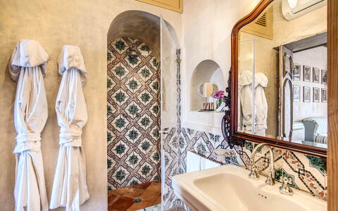 Villa San Giacomo: Piso, Diseño De Interiores, Suelo, Loseta, Arreglo De Tubería, Baño, Plomería, Techo, Manchas De Madera
