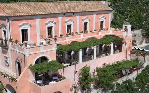 Villa San Giacomo: Arquitectura, Arco, Hacienda, Balcón, Patio, Inmuebles, Arcade, Maceta, Villa, Mansión