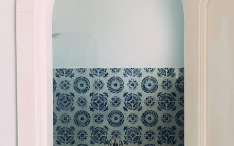 Little Mansour: Diseño De Interiores, Piso, Arco, Suelo, Baño, Arreglo De Tubería, Techo, Loseta, Plomería, Moldura