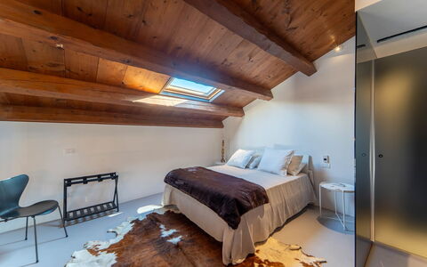 Iris House: Piso, Madera, Suelo, Diseño De Interiores, Techo, Suelos De Madera, Habitación, Habitación, Cama, Madera Dura