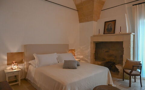 Masseria Loyola: Pared, Mueble, Diseño De Interiores, Piso, Habitación, Suelo, Cama, Sábana, Techo, Lecho