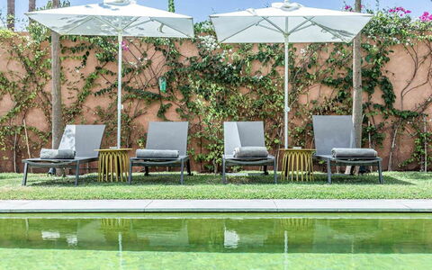 Villa Zaynab: Mueble, Mueble Para Exteriores, Silla, Jardín, Mesa Al Aire Libre, Sombra, Paraguas, Patio, Diseño, Paisajismo