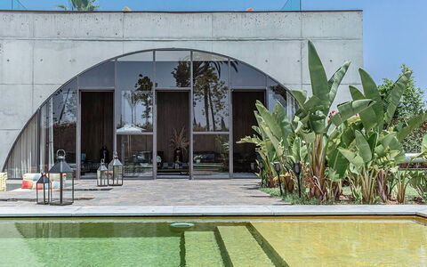 Villa Zaynab: Material Compuesto, Sombra, Hormigón, Material Natural, La Luz Del Día, Diseño, Silla, Piscina, Planta De Casa, Patio