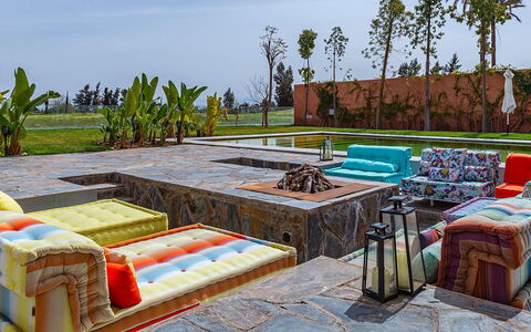 Villa Zaynab: Mueble, Piso, Sofá, Suelo, Sala, Silla, Mesa De Café, Recurso, Diseño