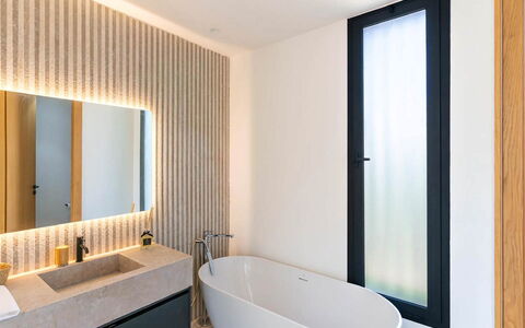 Villa Hamza: Diseño De Interiores, Baño, Pared, Arreglo De Tubería, Piso, Espejo, Grifo, Suelo, Plomería, Encendiendo