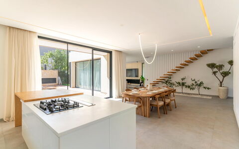 Villa Hamza: Madera, Piso, Suelo, Diseño De Interiores, Techo, Casa, Mostrador, Cocina, Suelos De Madera, Cocina Y Comedor Mesa