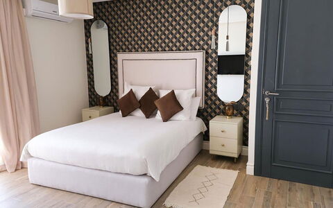 Villa Habiba: Mueble, Diseño De Interiores, Habitación, Cama, Suelo, Piso, Lecho, Sábana, Madera, Habitación