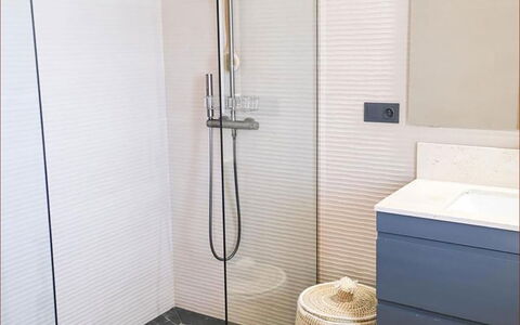 Villa Habiba: Piso, Suelo, Arreglo De Tubería, Baño, Loseta, Plomería, Ducha, Alcachofa De La Ducha, Puerta De La Ducha