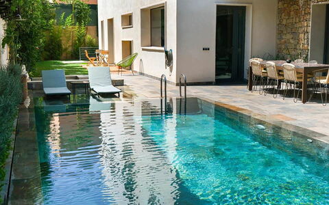 Villa Habiba: Piscina, Material Compuesto, Fuente De Agua, Patio Interior, Mueble Para Exteriores, Reflexión, Recurso, Loseta, Silla, Losa