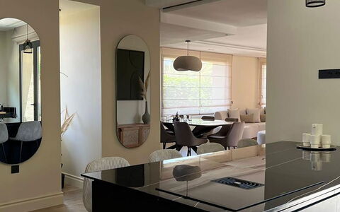 Villa Habiba: Mueble, Diseño De Interiores, Piso, Lámpara, Madera, Techo, Mostrador, Cocina, Suelo, Encendiendo