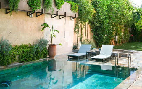 Villa Habiba: Piscina, Agua, Mueble Para Exteriores, Recurso, Mueble, Material Compuesto, Fuente De Agua, Sunlounger, Sombra, Eco Hotel