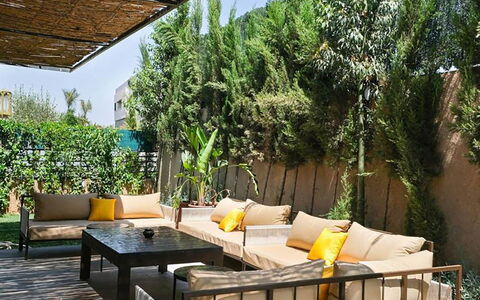 Villa Habiba: Mueble, Mueble Para Exteriores, Madera, Sombra, Jardín, Mesa Al Aire Libre, Silla, Maceta, Patio Interior