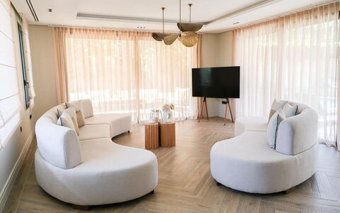 Villa Habiba: Mueble, Diseño De Interiores, Sofá, Piso, Suelo, Sala, Madera, Casa, Departamento, Encendiendo