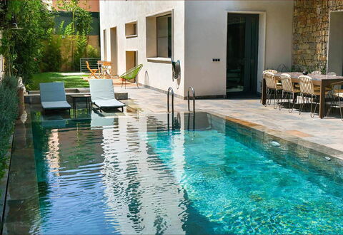 Villa Habiba: Piscina, Material Compuesto, Fuente De Agua, Patio Interior, Mueble Para Exteriores, Reflexión, Recurso, Loseta, Silla, Losa