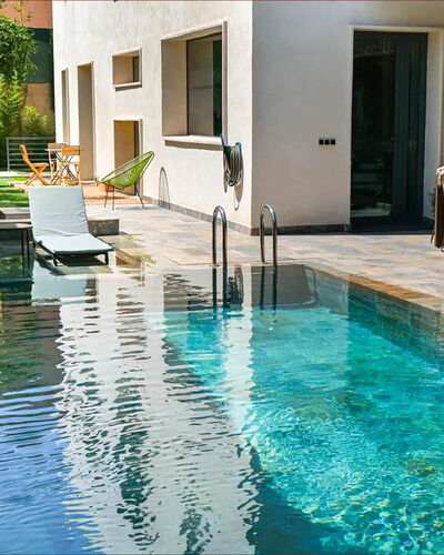 Villa Habiba: Piscina, Material Compuesto, Fuente De Agua, Patio Interior, Mueble Para Exteriores, Reflexión, Recurso, Loseta, Silla, Losa