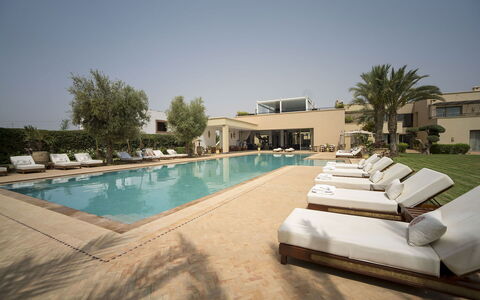 Villa Malak: Piscina, Recurso, Sunlounger, Hotel, Thermae, Mueble Para Exteriores, Sombra, Eco Hotel, Inmuebles, Villa