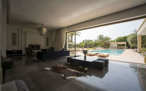Villa Malak: Piso, Suelo, Diseño De Interiores, Mueble, Recurso, Piscina, Sala, Sofá, Techo
