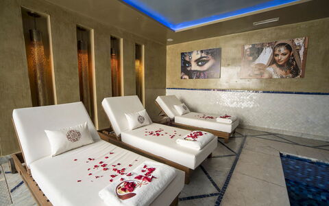 Villa Malak: Piso, Diseño De Interiores, Suelo, Cama, Habitación, Habitación, Comodidad, Almohada, Lecho, Hotel
