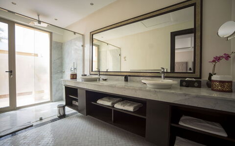 Villa Malak: Lavabo Del Baño, Arreglo De Tubería, Piso, Diseño De Interiores, Baño, Pared, Lavabo, Mostrador, Suelo, Grifo