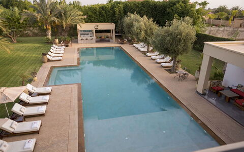 Villa Malak: Piscina, Agua, Recurso, Mueble Para Exteriores, Thermae, Fuente De Agua, Sunlounger, Material Compuesto, Eco Hotel, Paraguas