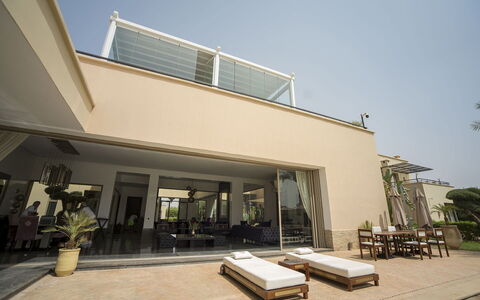 Villa Malak: Sombra, Estructura Al Aire Libre, Silla, Planta De Casa, Patio, Balcón, Villa, La Luz Del Día, Mueble Para Exteriores