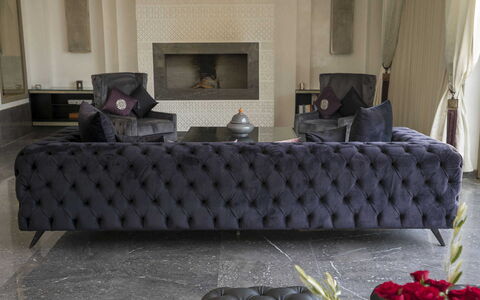 Villa Malak: Sofá, Mueble, Sala, Arrojar La Almohada, Material Natural, Almohada, Cuero