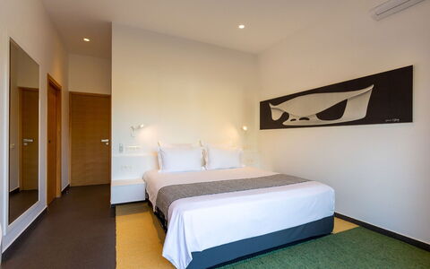Villa Malika: Piso, Diseño De Interiores, Suelo, Techo, Habitación, Cama, Habitación, Sábana, Lecho, Marco De La Cama