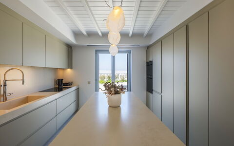 Villa Nikolas: Diseño De Interiores, Madera, Piso, Techo, Cocina, Mostrador, Lámpara, Suelo, Mueble, Encendiendo