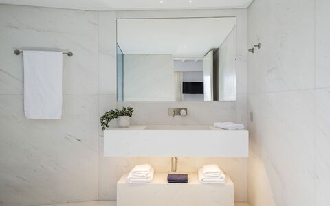 Villa Nikolas: Diseño De Interiores, Piso, Pared, Suelo, Arreglo De Tubería, Baño, Grifo, Casa, Plomería, Loseta