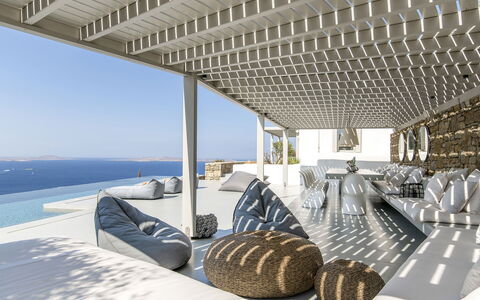 Villa Atlante: Recurso, Diseño, Silla, Hotel, Balcón, Mueble Para Exteriores, Pérgola, Piscina, Villa, La Luz Del Día