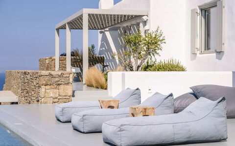 Villa Atlante: Mueble, Amortiguar, Mueble Para Exteriores, Arrojar La Almohada, Sofá, Almohada, Comodidad, Sala, Sunlounger