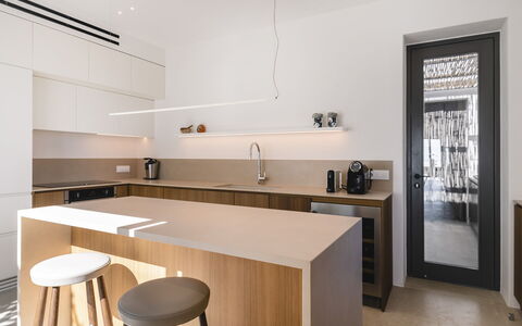 Villa Achille: Diseño De Interiores, Cocina, Mueble, Mostrador, Piso, Pared, Madera, Gabinetes, Lámpara, Suelo