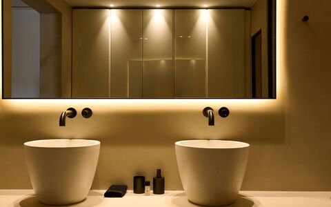 Villa Socrate: Diseño De Interiores, Encendiendo, Plomería, Arreglo De Tubería, Lámpara, Lavabo Del Baño, Grifo, Lavabo, Espejo, Baño