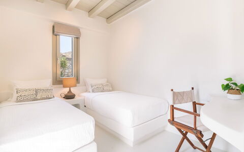 Villa Demetra: Pared, Suelo, Casa, Departamento, Habitación, Moldura, Balcón, Almohada, Cama, Lecho