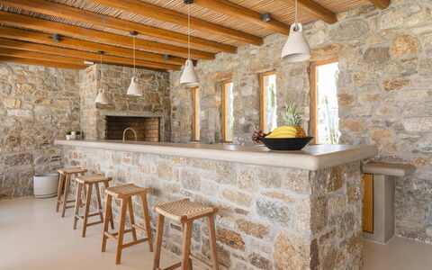 Villa Demetra: Pared, Madera, Mueble, Diseño De Interiores, Piso, Techo, Pared De Piedra, Mostrador, Taburete De Bar, Cocina