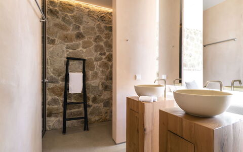 Villa Teseo: Pared, Piso, Arreglo De Tubería, Baño, Diseño De Interiores, Lavabo Del Baño, Suelo, Lavabo, Grifo, Encendiendo