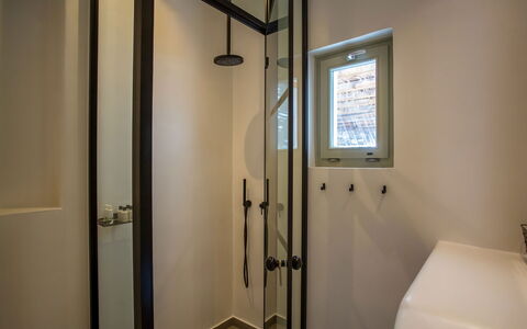 Villa Chimera: Baño, Pared, Arreglo De Tubería, Piso, Diseño De Interiores, Suelo, Encendiendo, Plomería, Techo, Puerta